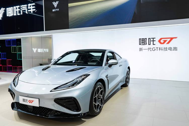 成都172哪吒汽车在智能汽车领域的表现，领途汽车在新能源汽车市场中的影响力